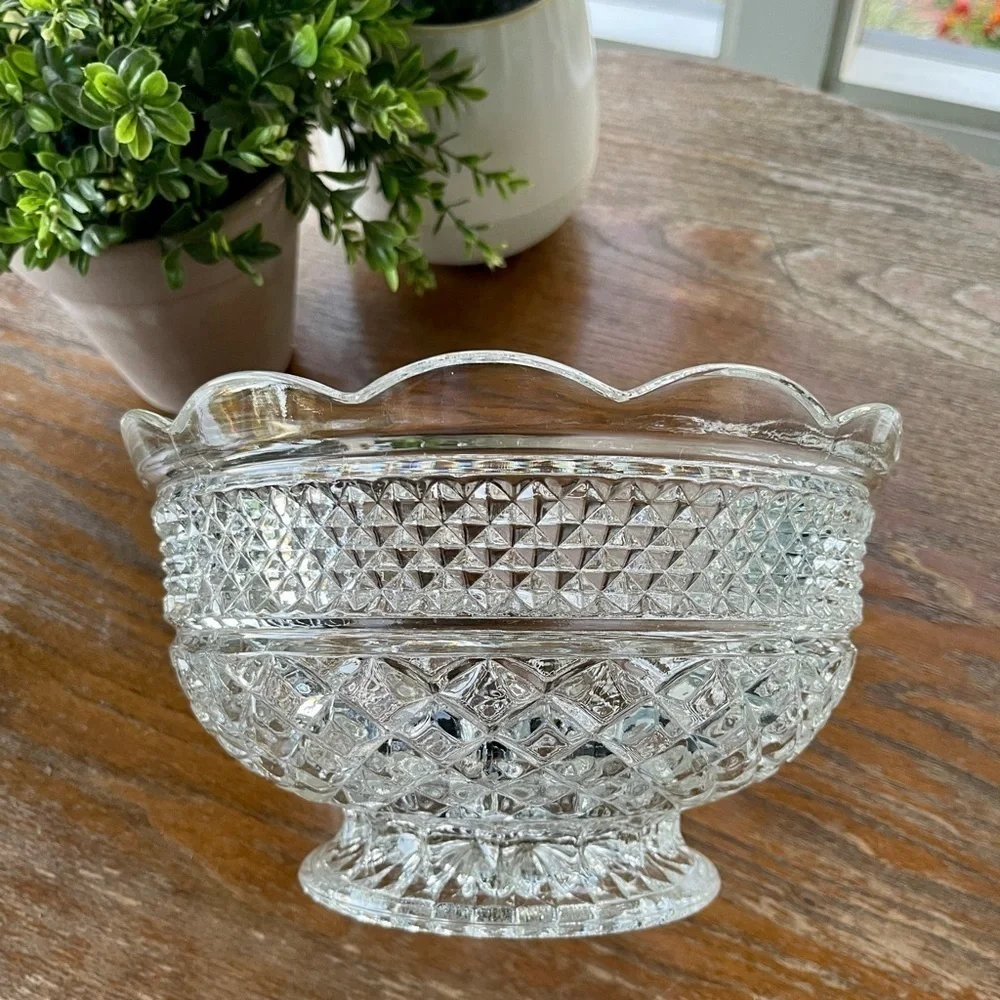 VINTAGE, ANCHOR HOCKING,10” WEXFORD GLASS BOWL WITH SCALLOPED RIM.10”W X 5 7/8”H